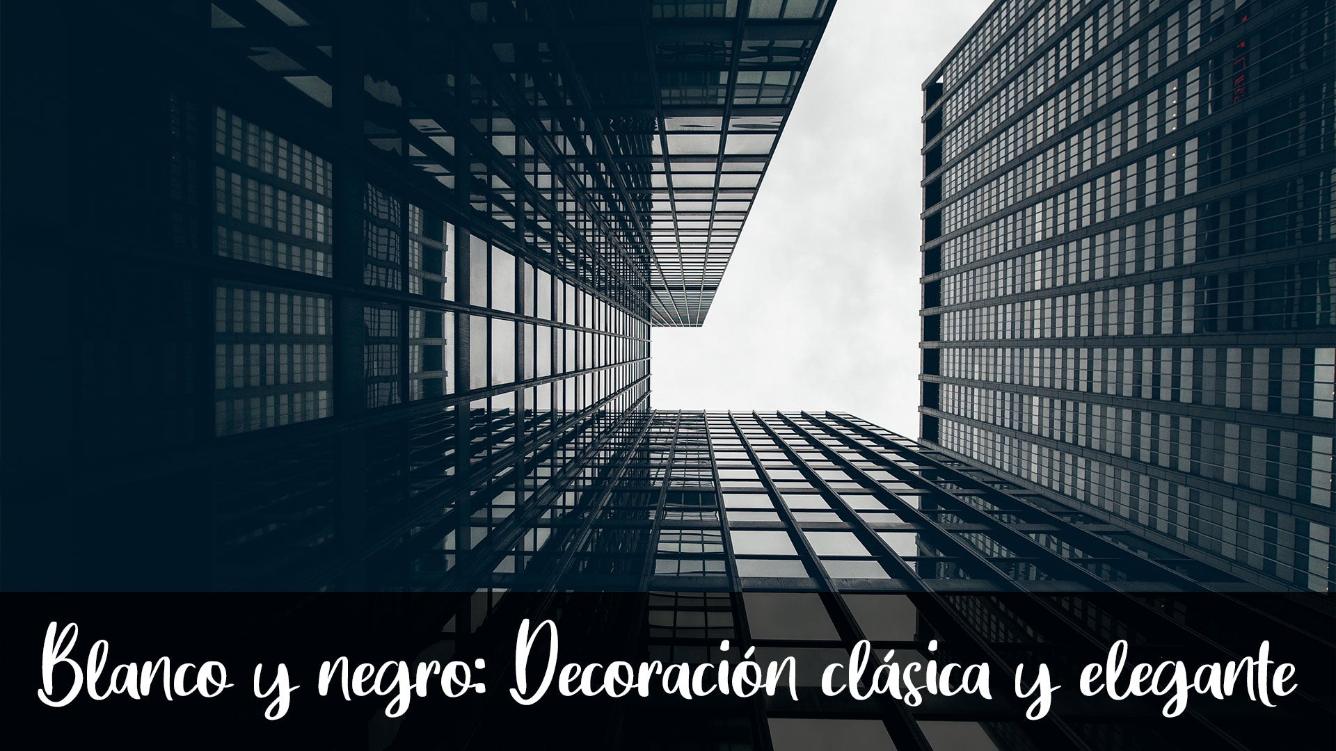 Arquitectura simétrica en blanco y negro